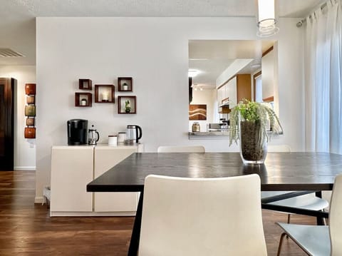 Dining area and coffee/tea bar