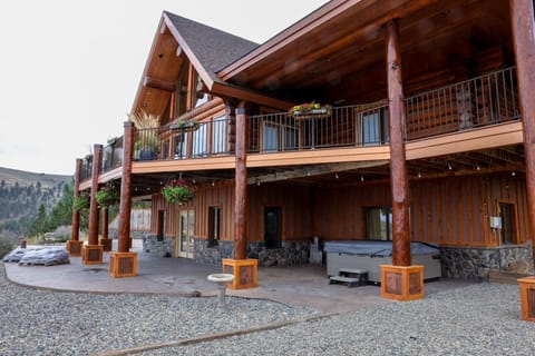 Huge log home with vHuge log home with views of the Baker Valley! iews of the Baker Valley!