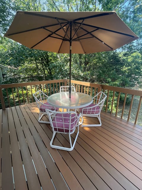 Welcome to Blue Star Bungalow ~ Large Back Deck to Enjoy your Morning Java 