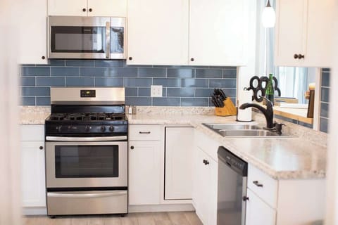 Eat-in Kitchen- Light, bright, and open—easy cooking for any group.