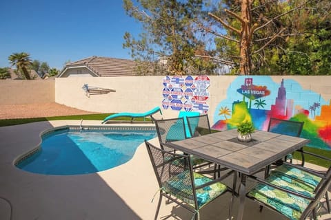 Relax, unwind and enjoy the beautiful Nevada weather. You can wine and dine outside while taking a dip in the pool, or you can have a feel of the sun on your skin by the lounge.
