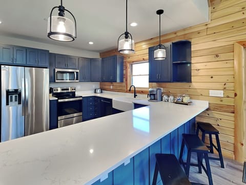 Full Kitchen - Bar Seating for 4