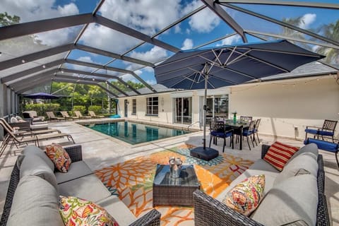 Huge Pool! Lots of outdoor seating