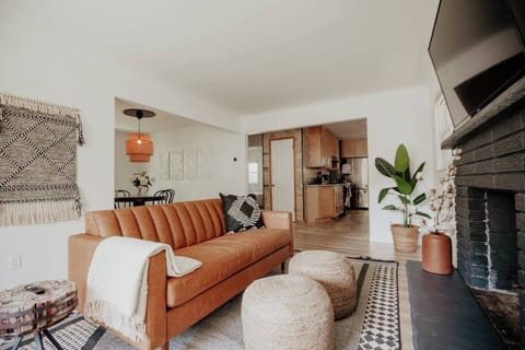 Living room with smart tv and leather couch (1)