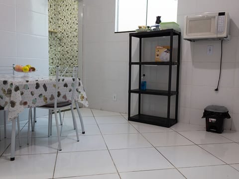 A cozinha tem os principais eletrodomésticos para preparo de refeições
