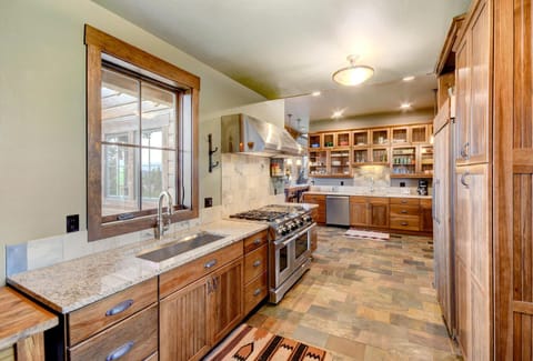 Fully Equipped Chef's Kitchen