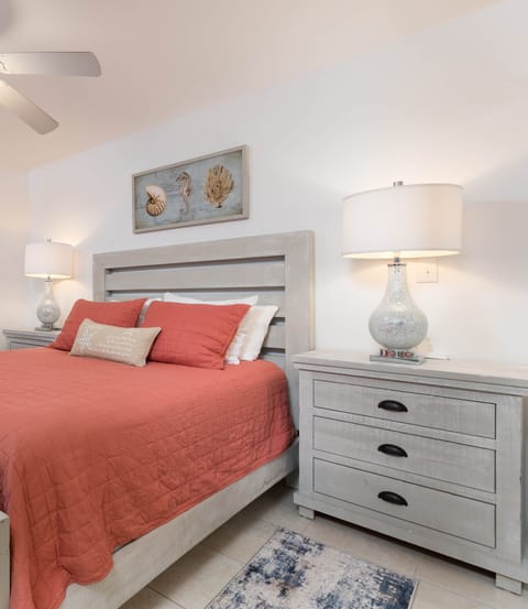 Main Bedroom en suite w/ king bed