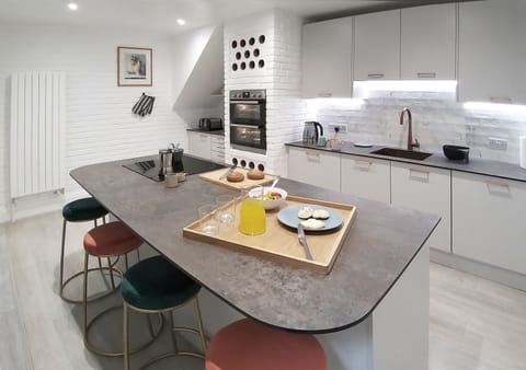 There's plenty of entertaining space around the kitchen's island/breakfast bar.
