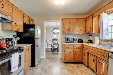 Range and Full Size Refrigerator 