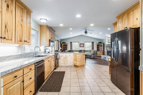 Beautiful spacious kitchen perfect for cooking and cleaning for a large group