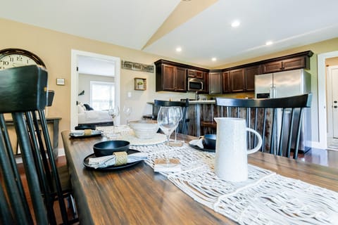 Complete with dining amenities to set your table.