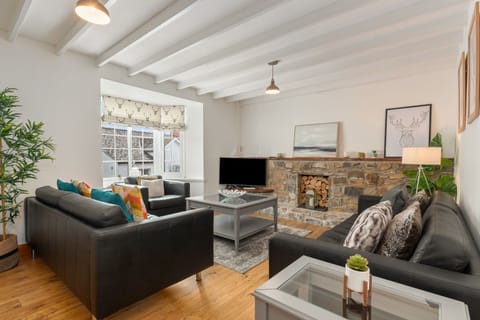 Beautiful Cottage, Stone Throw from Beach, Wonderful Sea Views