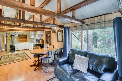 Dining Area | Dishware Provided