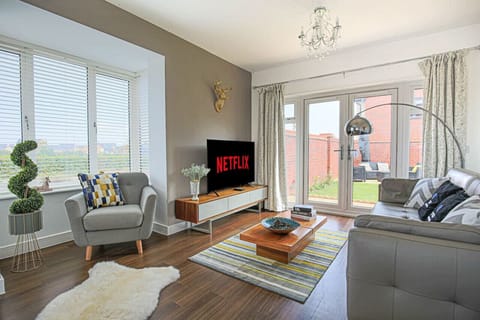 The living room features a 55'' Smart TV with Netflix subscription included