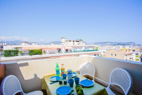Balcony with dining area