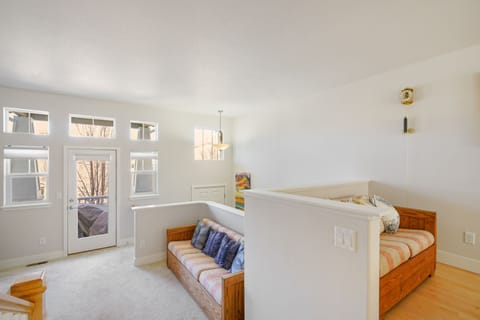 Retreat in quiet open concept townhome - 2 car garage, office,15 min to Boulder House in Longmont