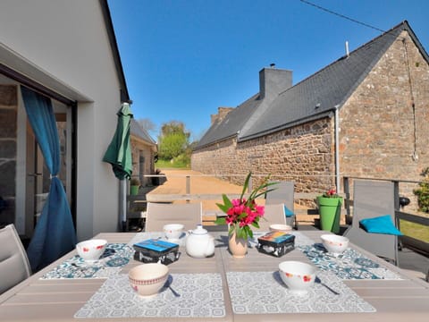 Plant, Table, Building, Daytime, Sky, Property, Window, Flowerpot, Flower, Tableware