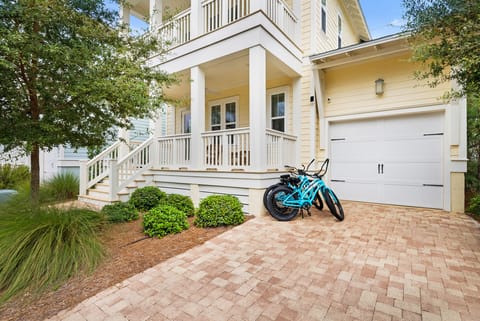 Vaso's Beach House with bikes!