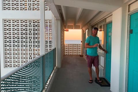 walk right in
steps down to beach