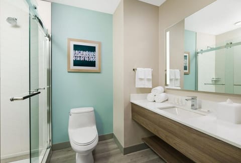 Bathroom with a shower. The essential kit and towels are provided!