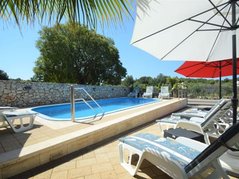 Water, Sky, Property, Plant, Building, Cloud, Swimming Pool, Tree, Residential Area, Grass