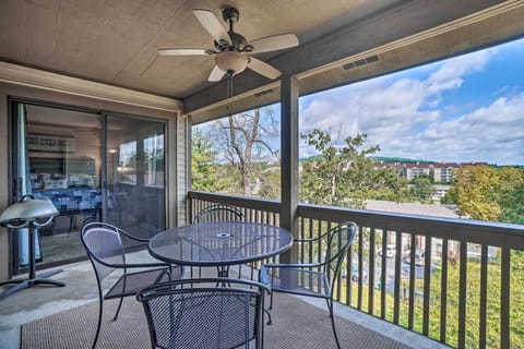 Branson Vacation Rental | 2BR | 2BA | 936 Sq Ft | Stairs Required for Access
