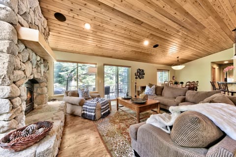 South Lake Tahoe Large Luxury Villa Great room