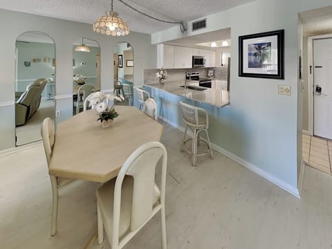 Dining Area - Seating for 4