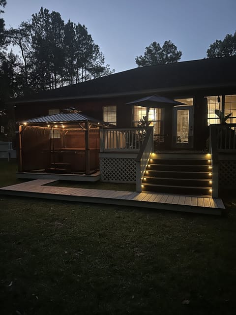 Newly added 6-7 person hottub🤗