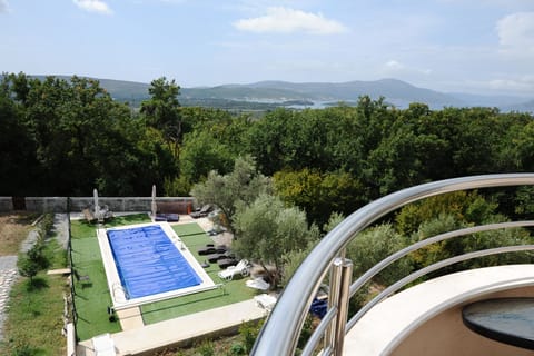 Access to the private pool with sun loungers 