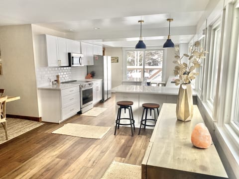 Upper unit - kitchen