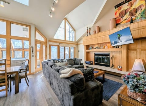 Bright and cozy mountain getaway at Chateaux DuMont 2725