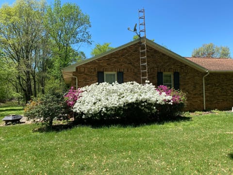 Country Home 1/2 mile from Rend Lake. 