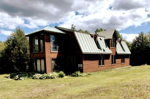 The Ridge House! Beautiful Mountain Views await!
