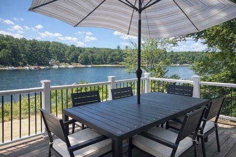 Lakefront deck outdoor dining (seats 6)