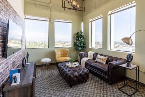 Wide windows all across the rental for a light-filled Californian morning!