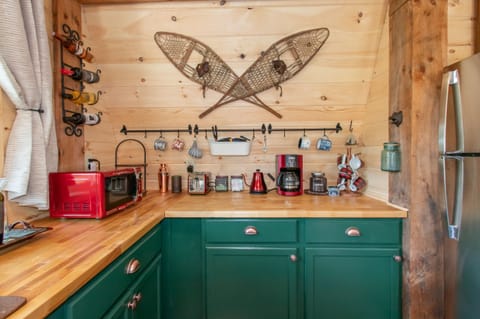 Full kitchen with complimentary coffee, tea and hot cocoa