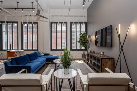 Relax in the spacious, beautifully designed living area, complete with cozy seating and chic decor, offering a perfect retreat after exploring Fort Worth’s lively downtown scene.