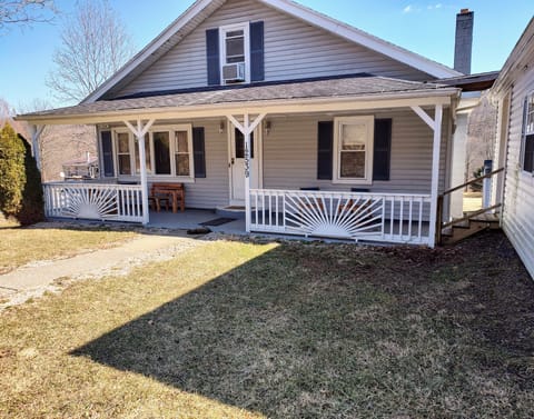 Come find your peace, in charming, cozy house. Just waiting for you to relax.