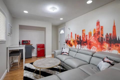 The Red Urbanhoop accents induce relaxation and inspire well-being. 