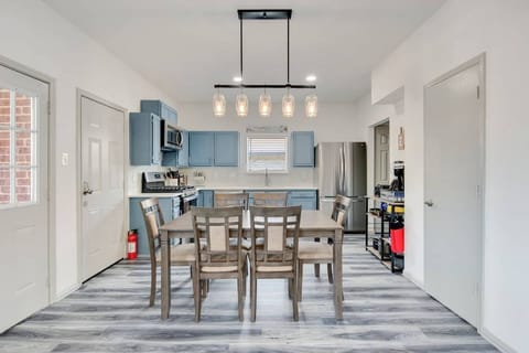 Kitchen table/seating for 6