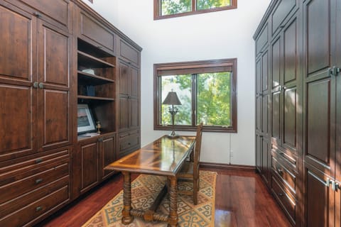 15.02-evergreen-telluride-upstairs-desk