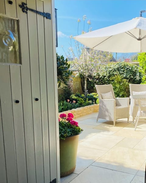 Gorgeous courtyard garden