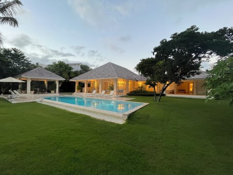 Garden and pool 