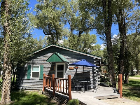 Buffalo Point cabin is a spacious 2-bedroom cabin in beautiful Riverside, Wyoming.
