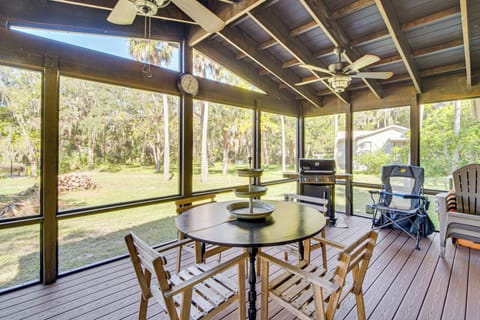 Inglis Vacation Rental Home | 2BR | 1BA | Single Story | 1,000 Sq Ft