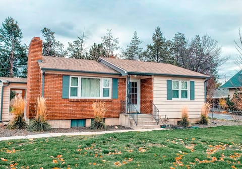 Quiet neighborhood, walking distance to St. Als Hospital & close to shopping