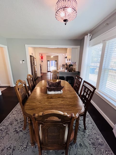 6 person dining table with extra seating for 2 at the kitchen bar.