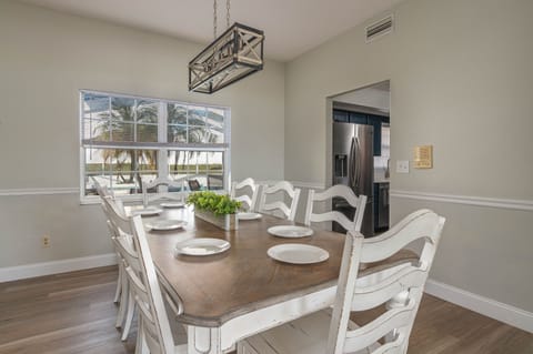 Enjoy meals around the large table, seating for 8 with pool & lake views