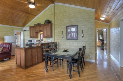 Oreilly Inn - Kitchen and Dining